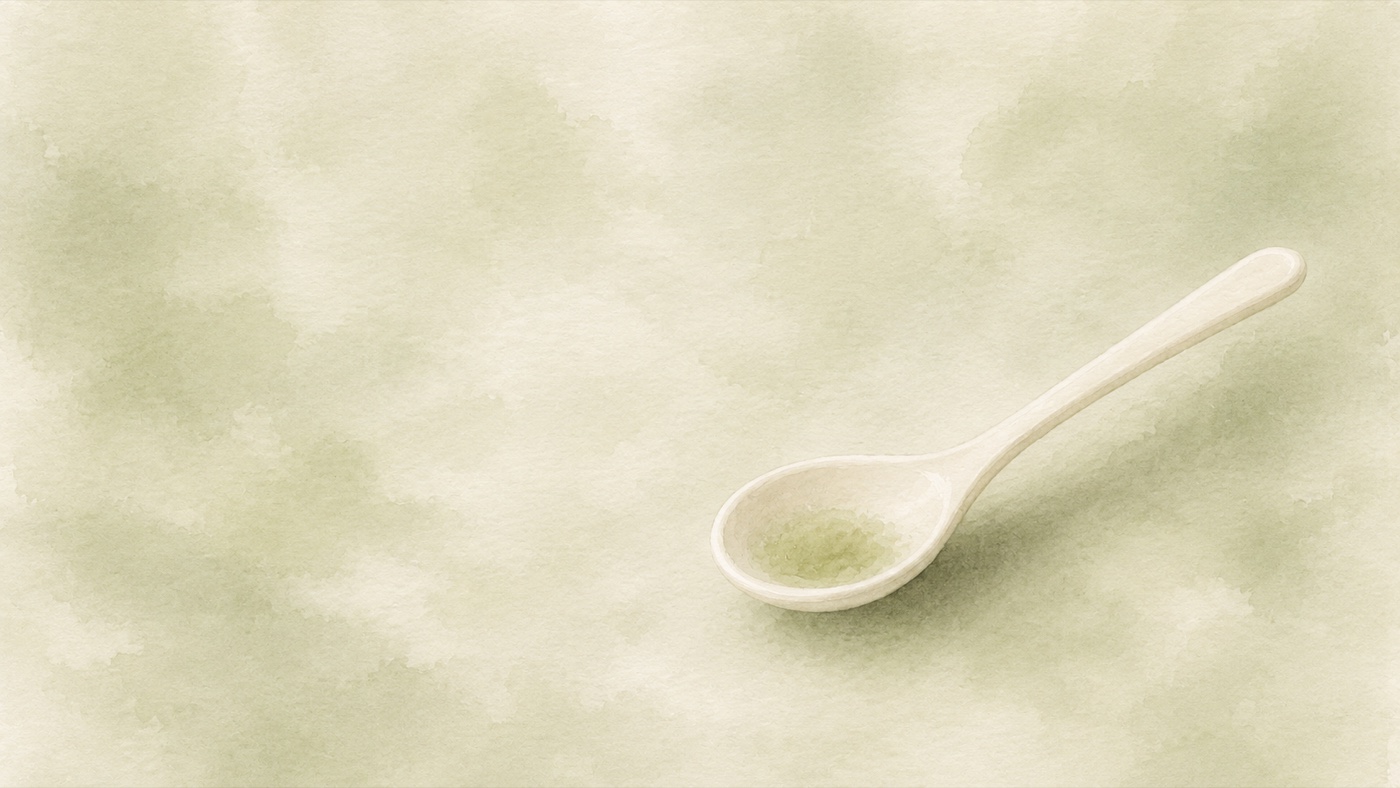 薄緑をのせた陶器の小さじスプーンの水彩イラスト ― 妊活中のサプリの考え方